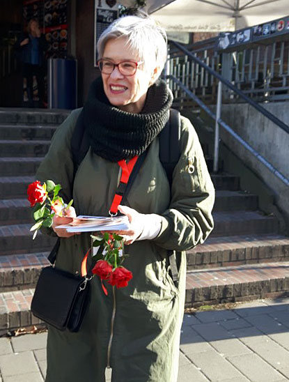Britta-Schlage Beim Rosenverteilen am Internationalen Frauentag